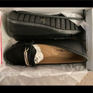 New runs small black wedge